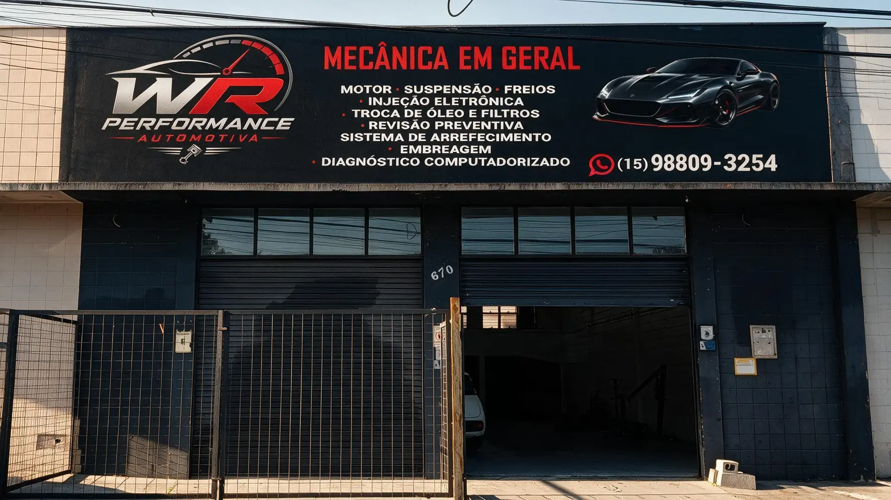Fachada da WR Performance Automotiva: letreiro preto com o logo, a lista de serviços e o telefone, na Rua Mário Soave, 670.